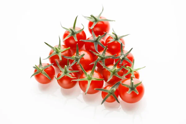 Pomodorini su sfondo bianco — Foto Stock