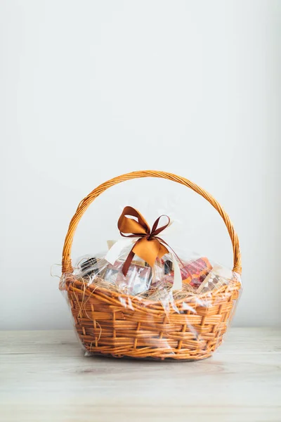 Gift basket on grey background — Stock Photo, Image