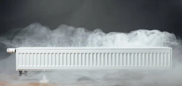 Radiator met warme stoom Verwarming — Stockfoto