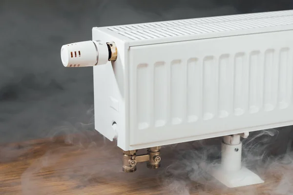 Värme radiator med varm ånga — Stockfoto