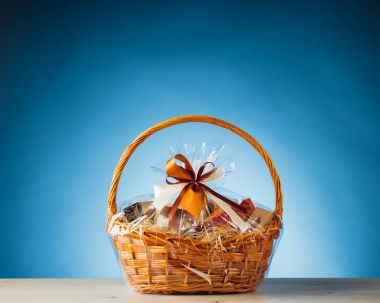 mavi arka plan üzerinde hediye sepeti