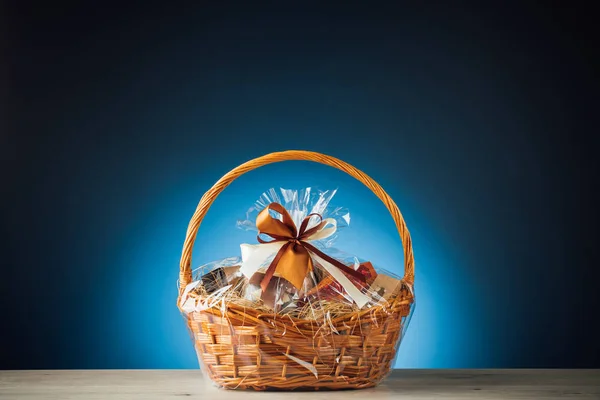 Panier cadeau sur fond bleu — Photo