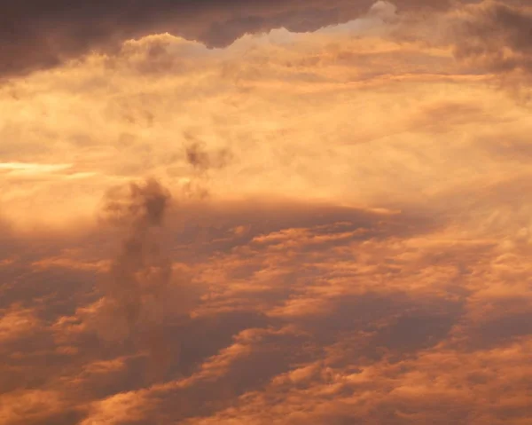 Paisaje nublado rojo del amanecer, vista superior — Foto de Stock