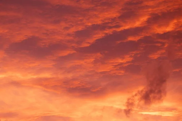 Paisaje nublado rojo amanecer — Foto de Stock
