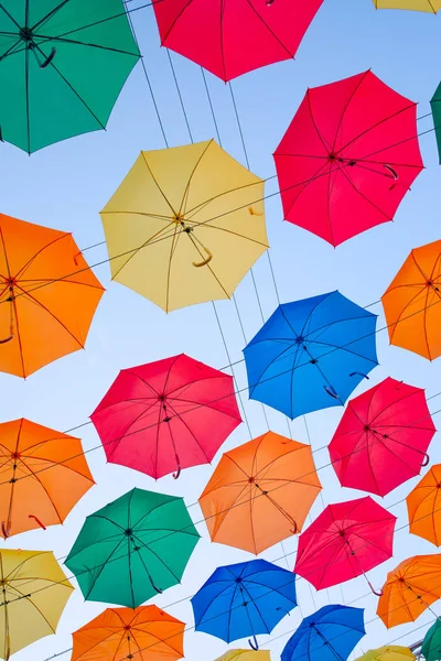 Barevné deštníky na obloze — Stock fotografie