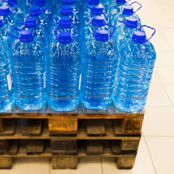 Buteljerat vatten på paletten — Stockfoto