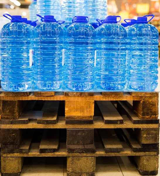 Flessenwater nog op het palet — Stockfoto