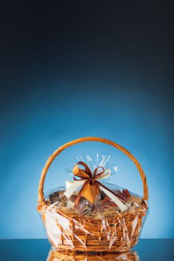 mavi arka plan üzerinde hediye sepeti