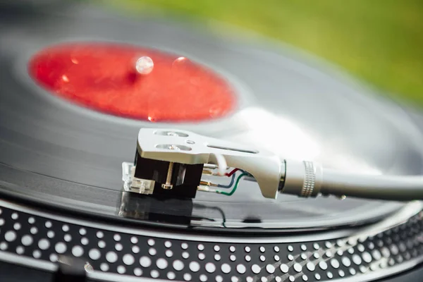 Turntable headshell with LP vinyl record, closeup view — Stock Photo, Image