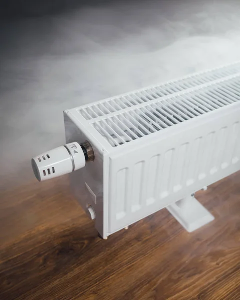 Radiador de calefacción con vapor caliente — Foto de Stock