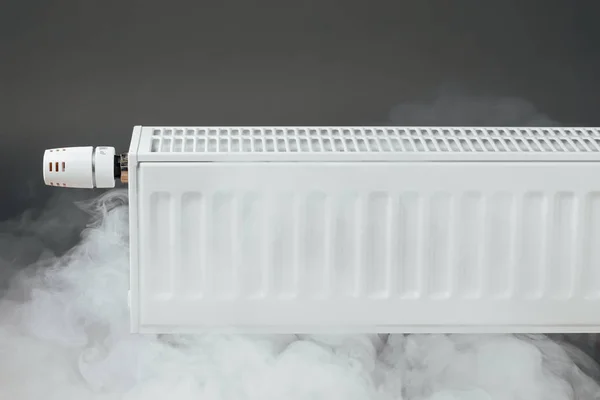 Värme radiator med varm ånga — Stockfoto