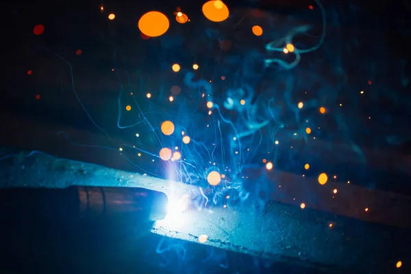 Faíscas de soldagem artística luz, fundo industrial — Fotografia de Stock