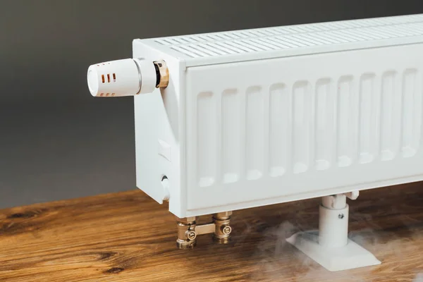 Radiador de calefacción con vapor caliente —  Fotos de Stock