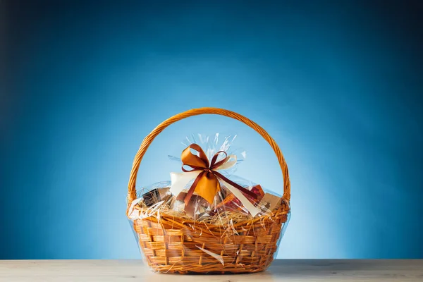 Gift basket on blue background — Stock Photo, Image