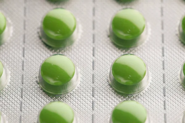 Blíster con pastillas verdes — Foto de Stock