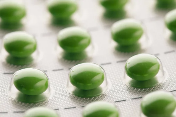 Embalagem blister com comprimidos verdes — Fotografia de Stock