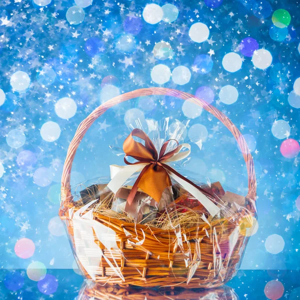 Cesta de regalo con partículas festivas, fondo azul — Foto de Stock