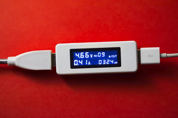 Akkumulátor teszter diagnosztikai eszköz, piros háttér — Stock Fotó