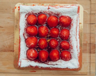 Çilekli pasta, üstten görünüm