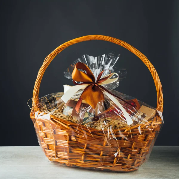 Panier cadeau sur fond gris — Photo