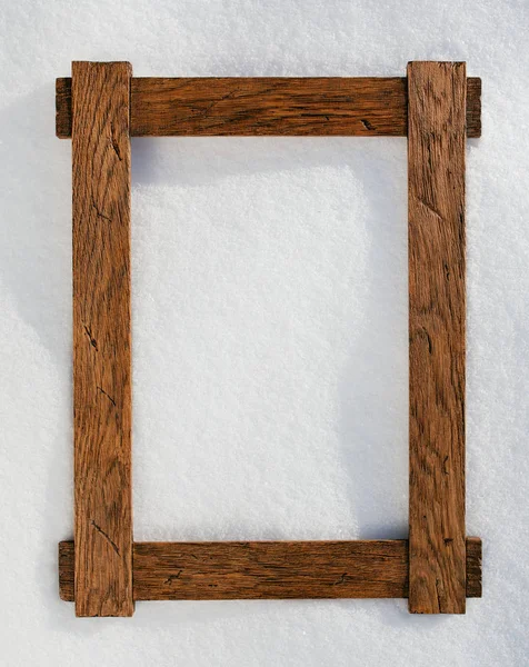 Деревянная рамка на естественном снегу, копировально-космическом фоне — стоковое фото