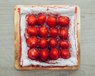 Çilekli pasta, üstten görünüm