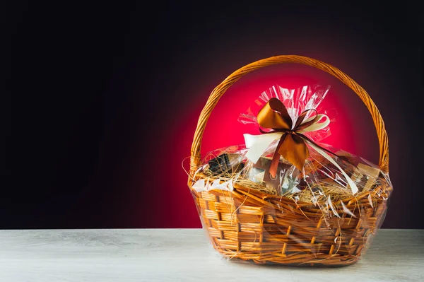 Gift basket on purple background — Stock Photo, Image