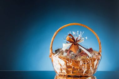 mavi arka plan üzerinde hediye sepeti