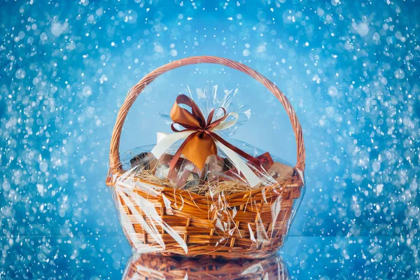 Gift basket with festive particles, blue background — Stock Photo, Image