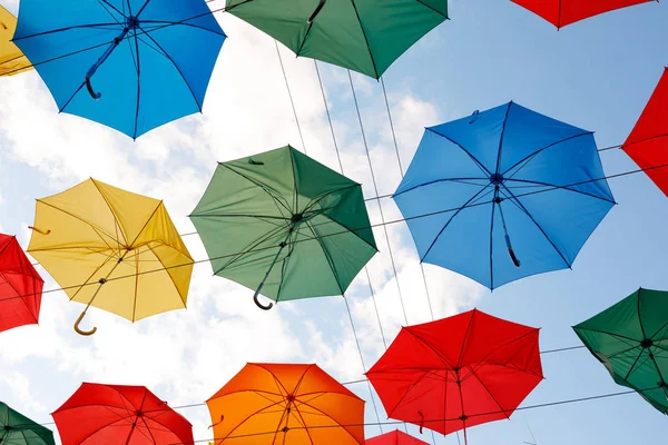 Gökyüzünde renkli şemsiyeler
