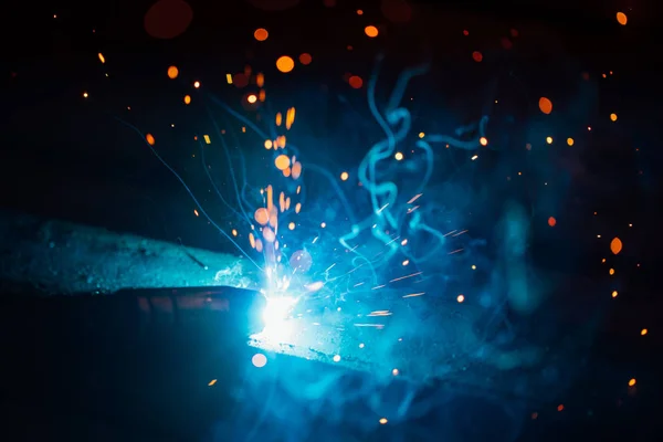 Faíscas de soldagem artística luz, fundo industrial — Fotografia de Stock