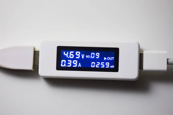 Ferramenta de diagnóstico testador de bateria, fundo branco — Fotografia de Stock