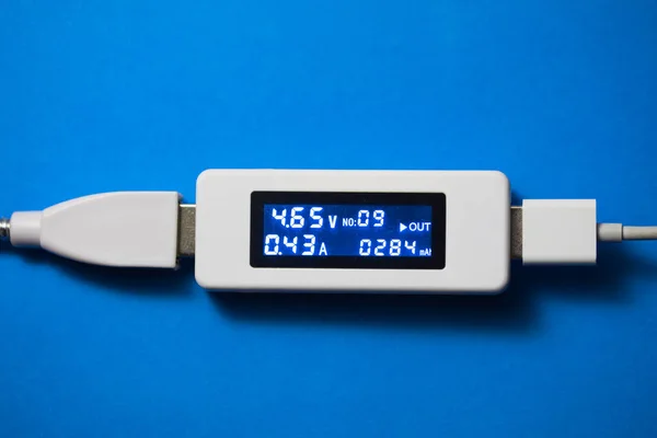 Baterie tester diagnostický nástroj, modré pozadí — Stock fotografie