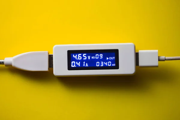 Strumento diagnostico del tester della batteria, sfondo giallo — Foto Stock