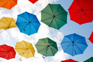 Gökyüzünde renkli şemsiyeler