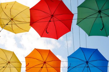Gökyüzünde renkli şemsiyeler