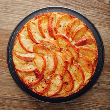 elma tart kek üzerine ahşap masa üstü