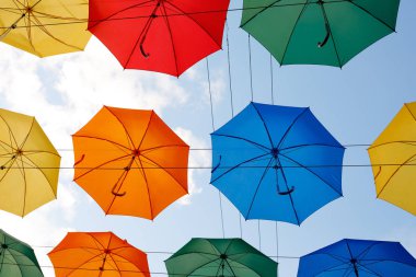 Gökyüzünde renkli şemsiyeler