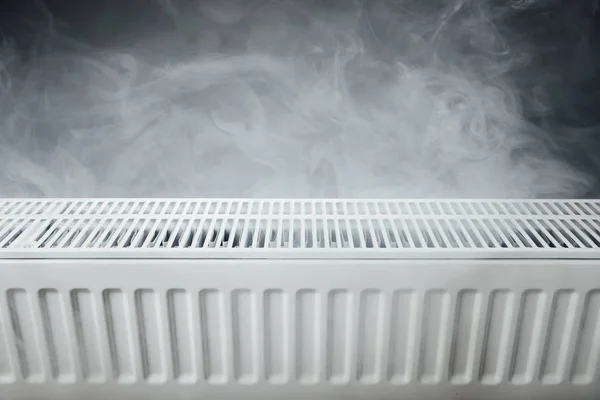 Värme radiator med varm ånga — Stockfoto