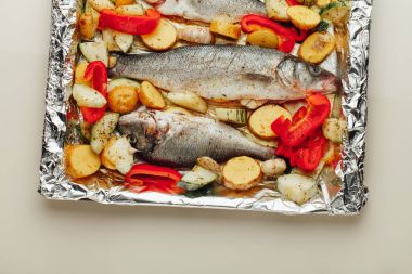 çiğ balık ve sebze fırın tepsisindeki