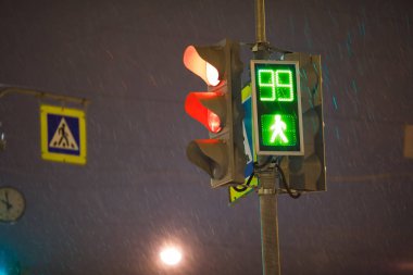 trafik ışıkları, yaya yeşil ışık ve gece işareti