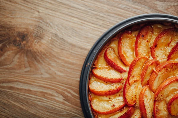 elma tart kek üzerine ahşap masa üstü