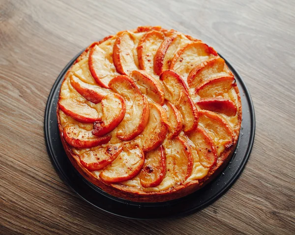 elma tart kek üzerine ahşap masa üstü