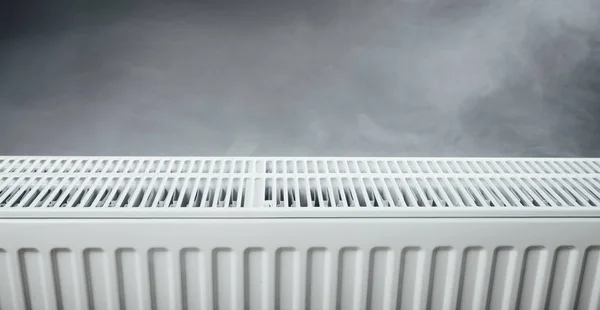 Radiator met warme stoom Verwarming — Stockfoto