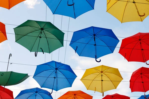 Färgglada paraplyer på himlen — Stockfoto