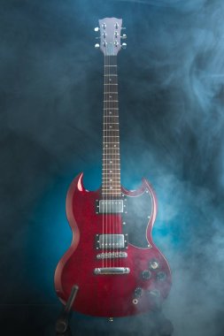 elektro gitarı fişe duman, mavi arka plan
