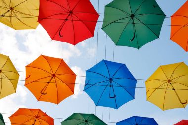 Gökyüzünde renkli şemsiyeler