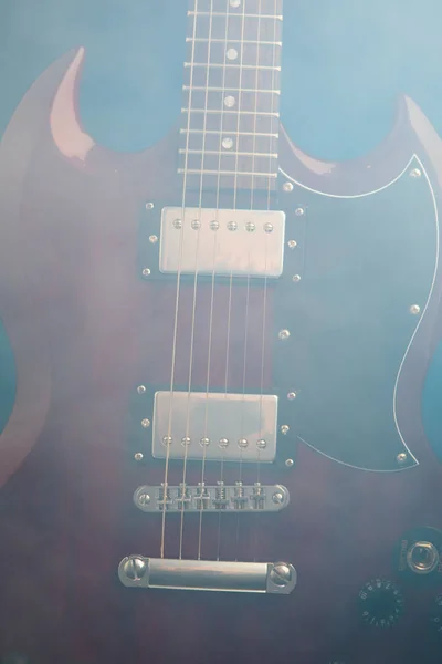 Elektrische gitaar in rook, close-up weergave — Stockfoto