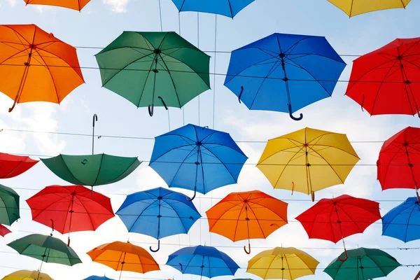 Multicolor paraplyer i himlen — Stockfoto