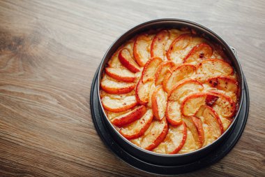 elma tart kek üzerine ahşap masa üstü